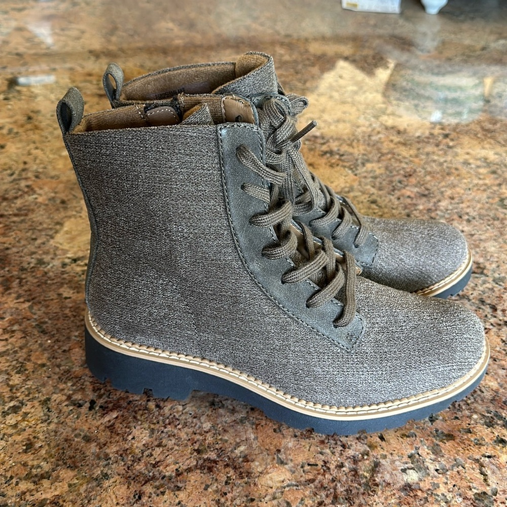 EuroSoft (by Sofft) 7.5 brown Blaike lace-up boot with inside zipper.
